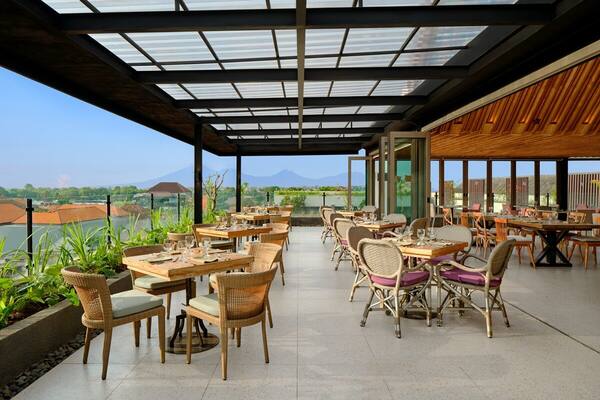 Above Rooftop Seminyak: Jam Buka, Harga Koktail, Dress Code