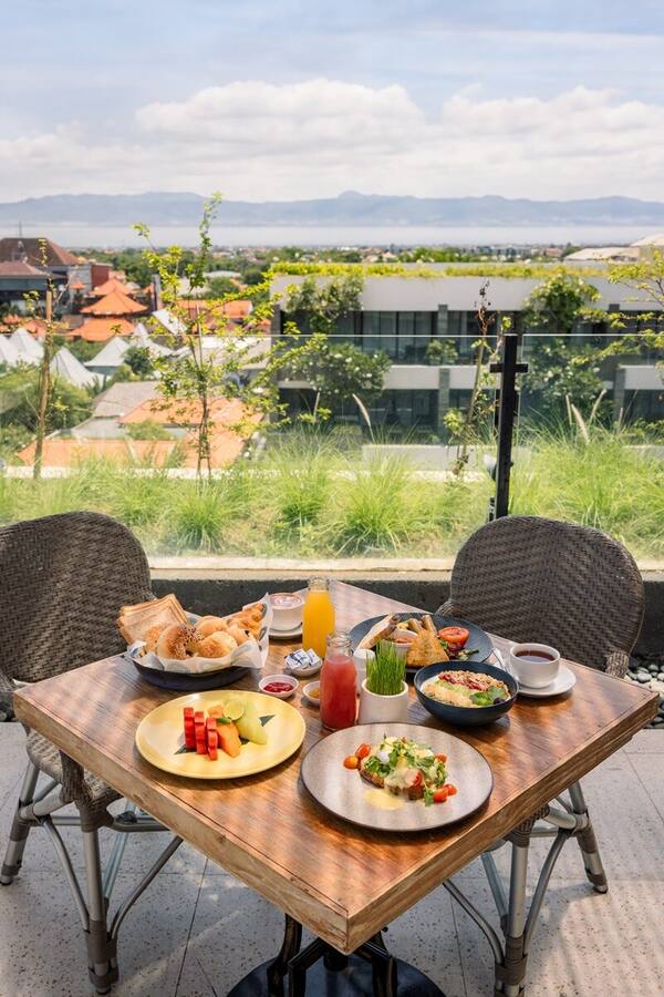 Above Rooftop Seminyak: Jam Buka, Harga Koktail, Dress Code