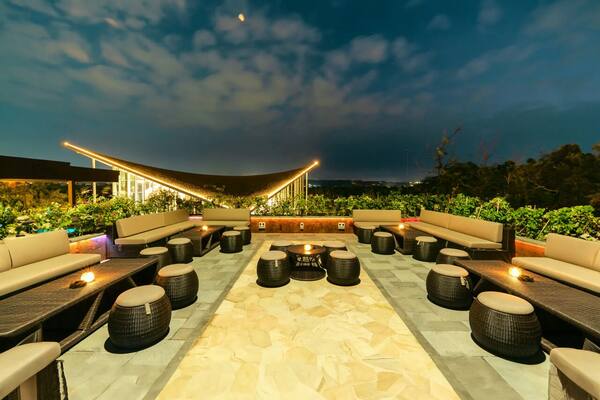 After Rock di AYANA Bali, Jimbaran: Lounge Malam dengan Live Band, DJ & Rooftop — Harga, Jam & Dress Code