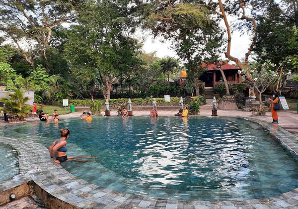 Air Panas Banyuwedang: Hot Spring Belerang Asin di Tepi Laut Bali Barat