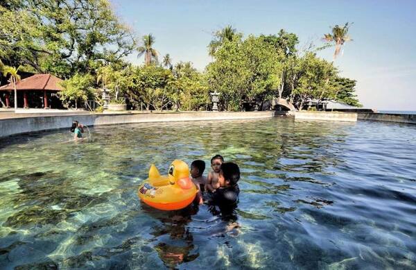 Air Sanih: Kolam Mata Air Tawar yang Bermuara Langsung ke Laut Bali