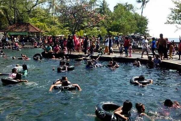Air Sanih: Kolam Mata Air Tawar yang Bermuara Langsung ke Laut Bali