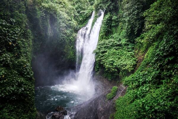 Air Terjun Aling-Aling Sambangan: Lompat Tebing & Seluncuran Alami di Bali Utara
