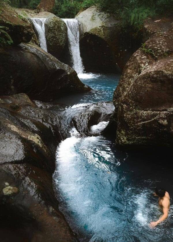 Air Terjun Batu Belah Dewasana: Gratis, Dekat Puncak Mawar Jembrana