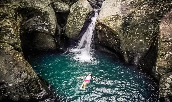 Air Terjun Batu Belah Dewasana: Gratis, Dekat Puncak Mawar Jembrana