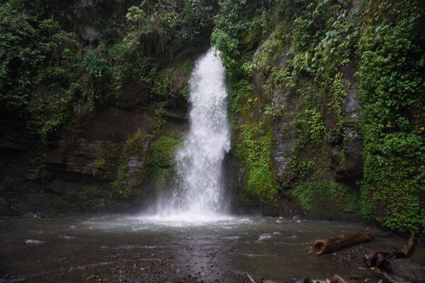 Air Terjun Goa Gong Sulangai atau Nungnung? Pilih yang Mana