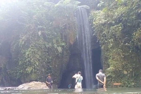 Air Terjun Goa Raja atau Tukad Cepung? Perbandingan di Bangli