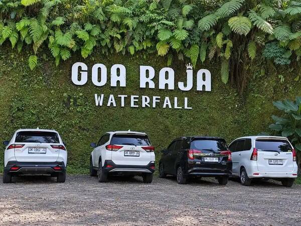 Air Terjun Goa Raja atau Tukad Cepung? Perbandingan di Bangli