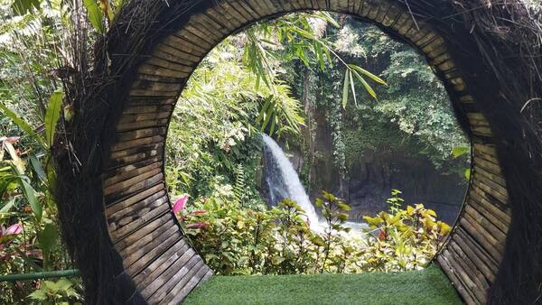 Air Terjun Taman Sari Bakbakan, Gianyar: Kolam Alami 100 m² Hasil Gotong Royong Warga Banjar
