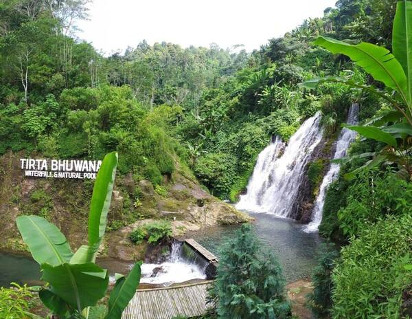 Air Terjun Tirta Buana Pegadungan: Kolam Alami dan Tiket QRIS 2026