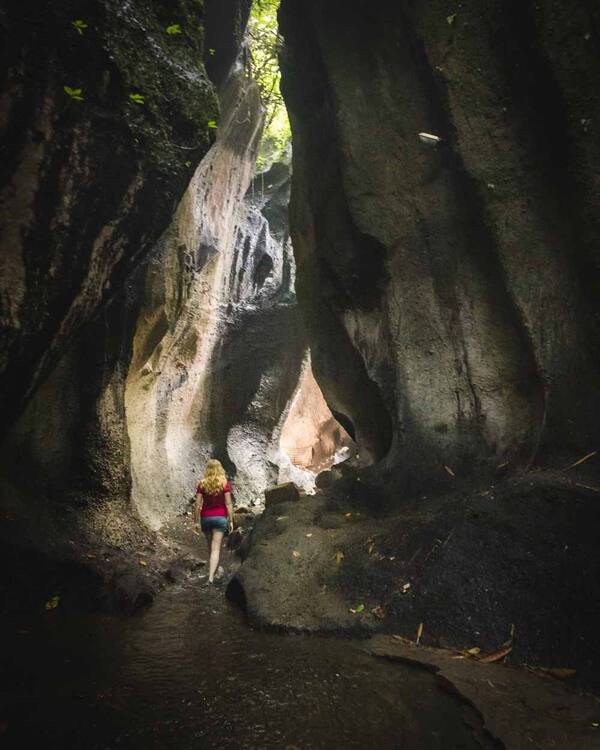 Air Terjun Tukad Cepung: Sorot Cahaya Ikonik di Dalam Ngarai Bangli