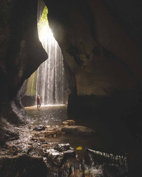 Air Terjun Tukad Cepung: Sorot Cahaya Ikonik di Dalam Ngarai Bangli