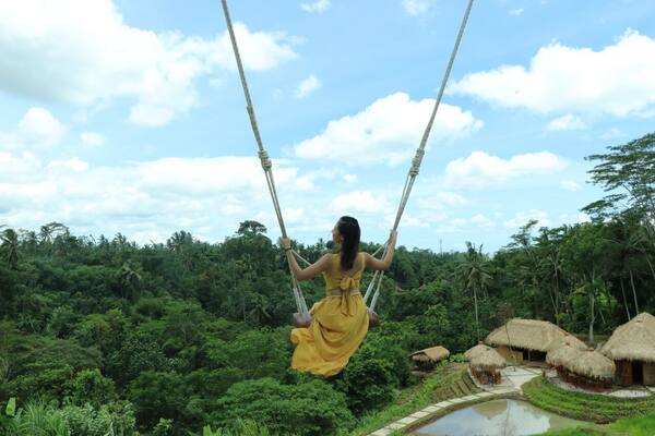 Aloha Ubud Swing, Tegallalang: Ayunan Raksasa di Atas Sawah dan Kebun Kopi