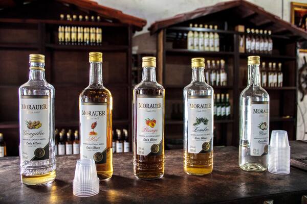 Arak Bali untuk Wisatawan 2026: Aturan Resmi, Bahaya Metanol, Batas Bawa Pulang & Cara Mencicipi dengan Aman