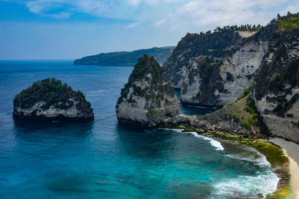 Atuh Beach Nusa Penida: Pantai Tersembunyi di Balik Tebing Timur