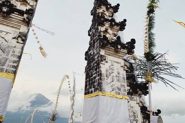 Aturan Pakaian Masuk Pura di Bali: Wajib Sarung dan Selendang?
