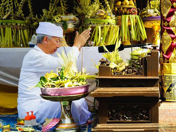 Aturan Pakaian Masuk Pura di Bali: Wajib Sarung dan Selendang?
