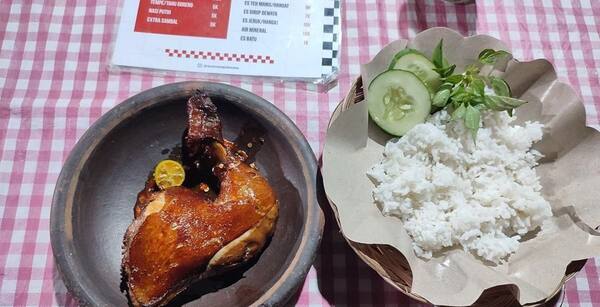 Ayam Asap Dewata Denpasar: Rp30 Ribu, Buka Jam 7 Malam