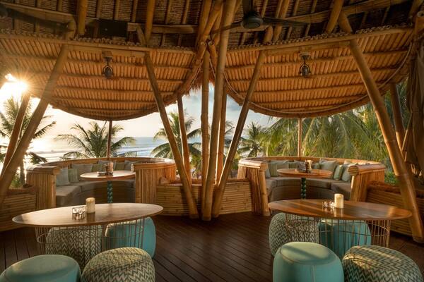 Azul Beach Club Legian: Tiki Bar, Happy Hour, dan Harga Cabana