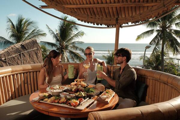 Azul Beach Club Legian: Tiki Bar, Happy Hour, dan Harga Cabana