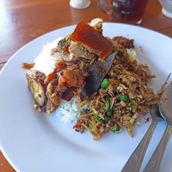 Babi Guling Siring Penatih: Nasi Campur Babi Rp25-50 Ribu