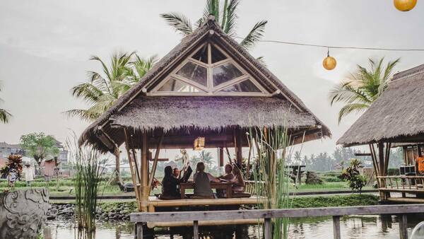 Bale Udang Mang Engking Ubud: Floor Dining Above the Fish Ponds