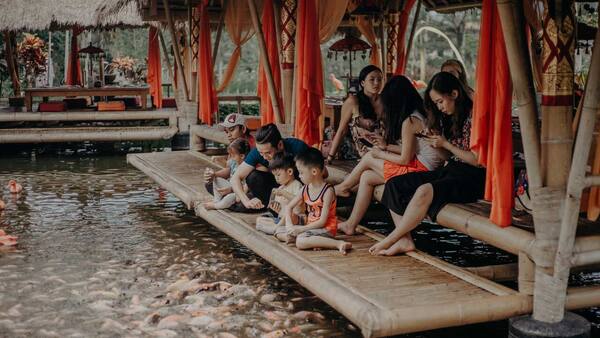 Bale Udang Mang Engking Ubud: Makan Lesehan di Atas Kolam Ikan