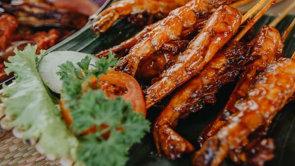 Bale Udang Mang Engking Ubud: Makan Lesehan di Atas Kolam Ikan