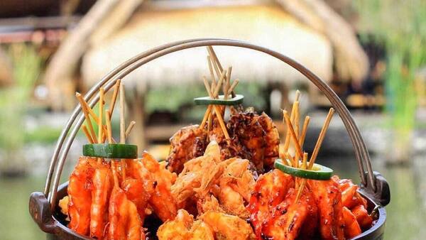 Bale Udang Mang Engking Ubud: Makan Lesehan di Atas Kolam Ikan