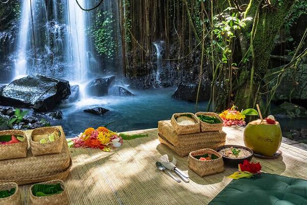 Bali Eco Stay: 8 Bungalow Terbuka dan Air Terjun Pribadi di Lereng Batukaru
