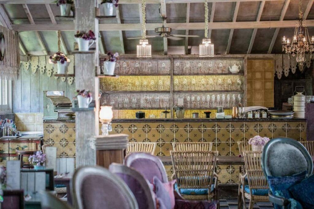 Balique Jimbaran: Dinner in an Antique House Full of Curios