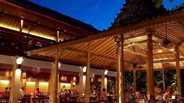 Bambu Restaurant Seminyak: Bebek Betutu di Pavilyun Terbuka Tepi Kolam Koi