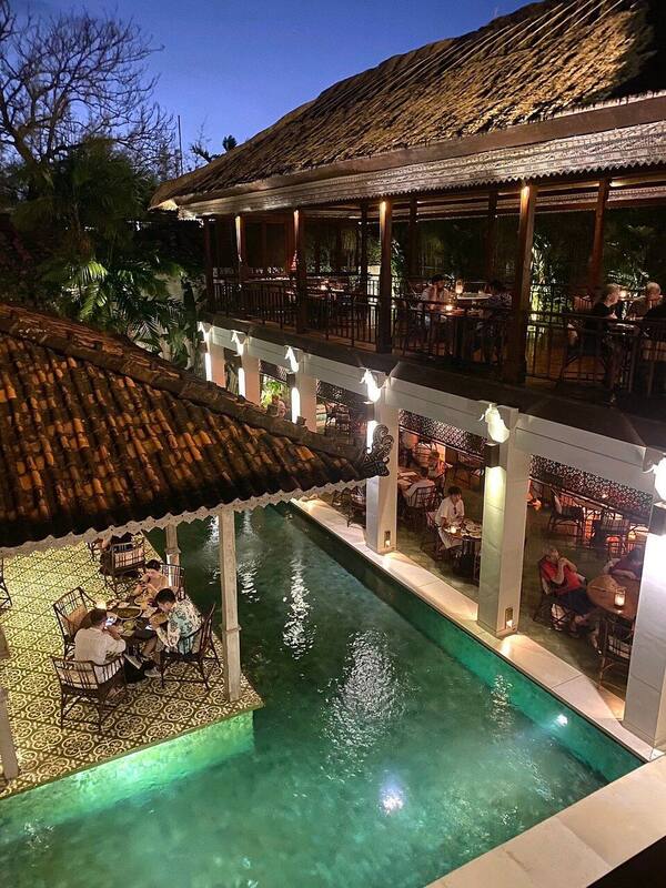 Bambu Restaurant Seminyak: Bebek Betutu di Pavilyun Terbuka Tepi Kolam Koi