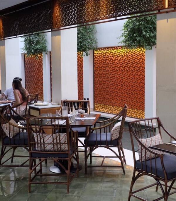 Bambu Restaurant Seminyak: Bebek Betutu di Pavilyun Terbuka Tepi Kolam Koi