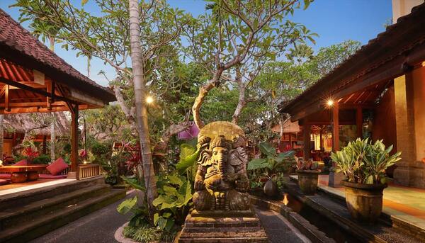 Bebek Bengil Ubud: Bebek Goreng Renyah di Tepi Sawah