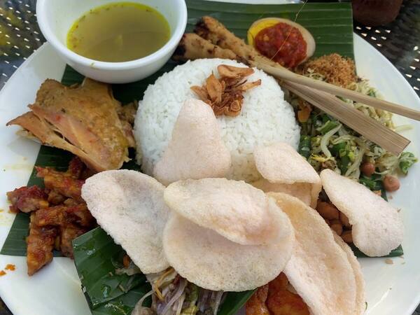 Bebek Tepi Sawah Ubud: Bebek Goreng Renyah di Tepi Sawah