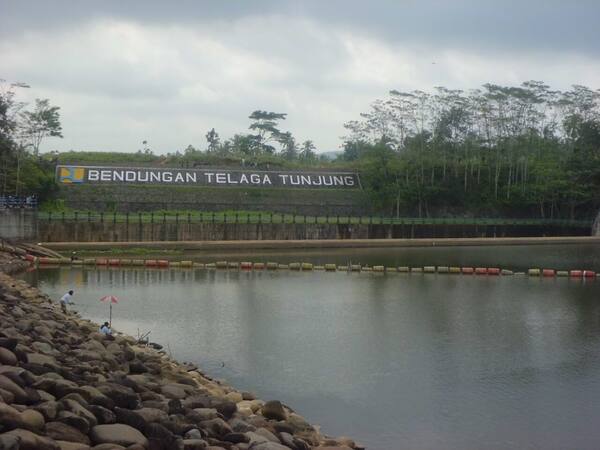 Bendungan Telaga Tunjung: Waduk Sepi Berlatar Sawah di Tabanan