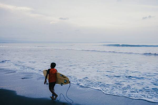 Berapa Biaya Bawa Papan Surfing di Pesawat ke Bali?