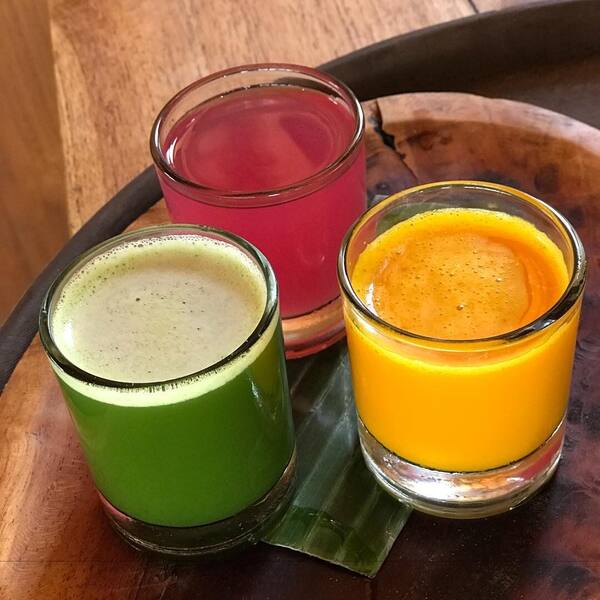 チャングーの Betelnut Cafe：ヘルシー朝食とサーファーの集う竹造りのアイコン