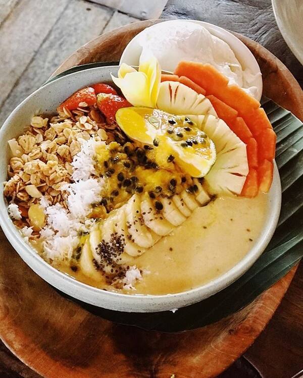 Betelnut Cafe Canggu: Ikon Bambu untuk Sarapan Sehat & Nongkrong Surfer