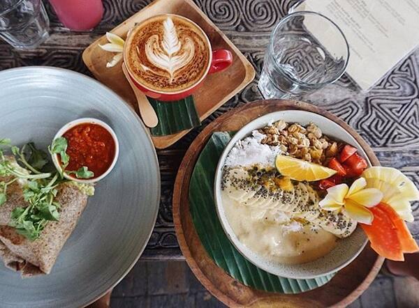 Betelnut Cafe Canggu: Ikon Bambu untuk Sarapan Sehat & Nongkrong Surfer