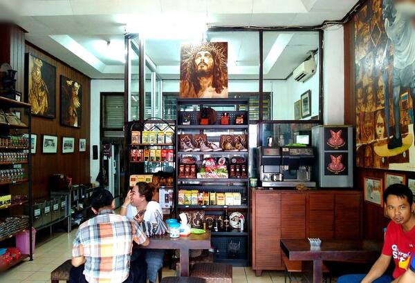 Bhineka Djaja: Kedai Kopi Tertua di Bali Sejak 1935