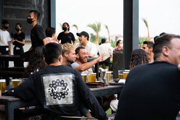 Black Sand Brewery Canggu: Jadwal Happy Hour, Harga Pint, Parkir