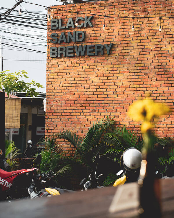 Black Sand Brewery Canggu: Jadwal Happy Hour, Harga Pint, Parkir