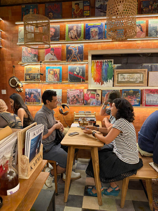 Bloom After Dark Sanur: Bar Vinyl Tanpa Alkohol, Kamis-Sabtu