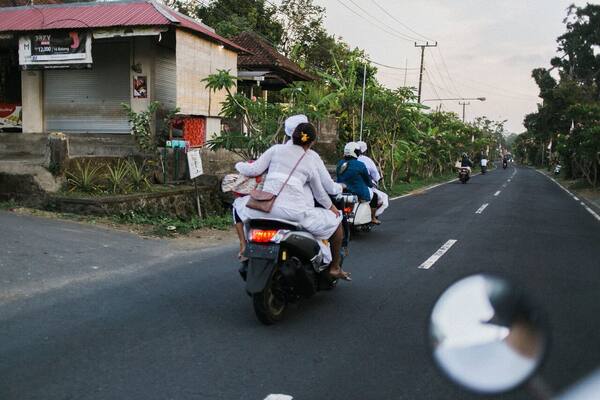 Bolehkah Membonceng Anak Naik Motor di Bali?
