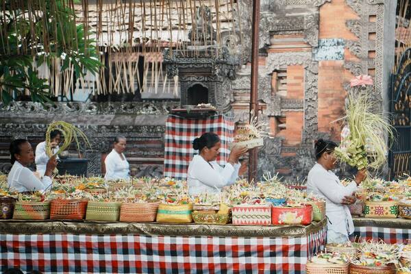 Bolehkah Menginjak Canang (Sesajen) di Jalan Bali?