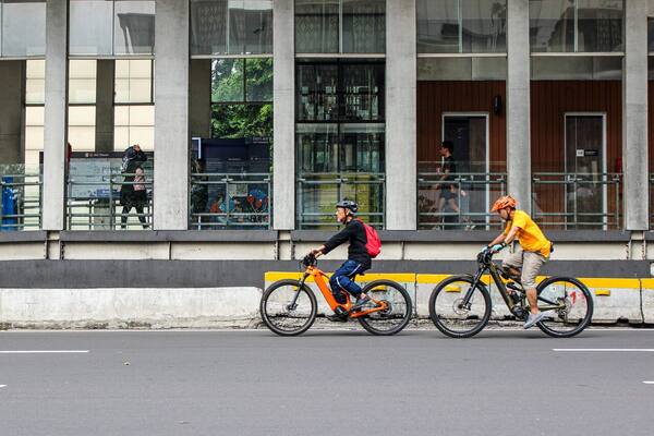 Bolehkah Naik Sepeda Listrik atau Otopet di Jalan Raya Bali?