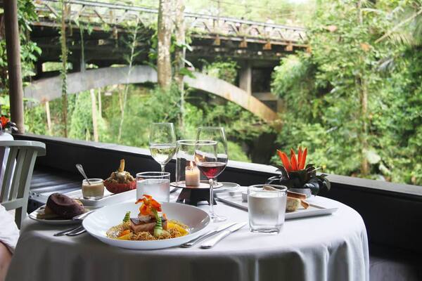 Bridges Bali: Makan Malam Romantis di Atas Jurang Sungai Wos, Ubud