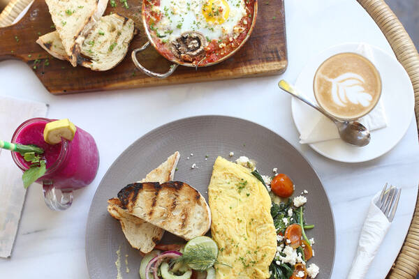 Bukit Cafe Uluwatu: Brunch Favorit Peselancar di Jalan Labuan Sait